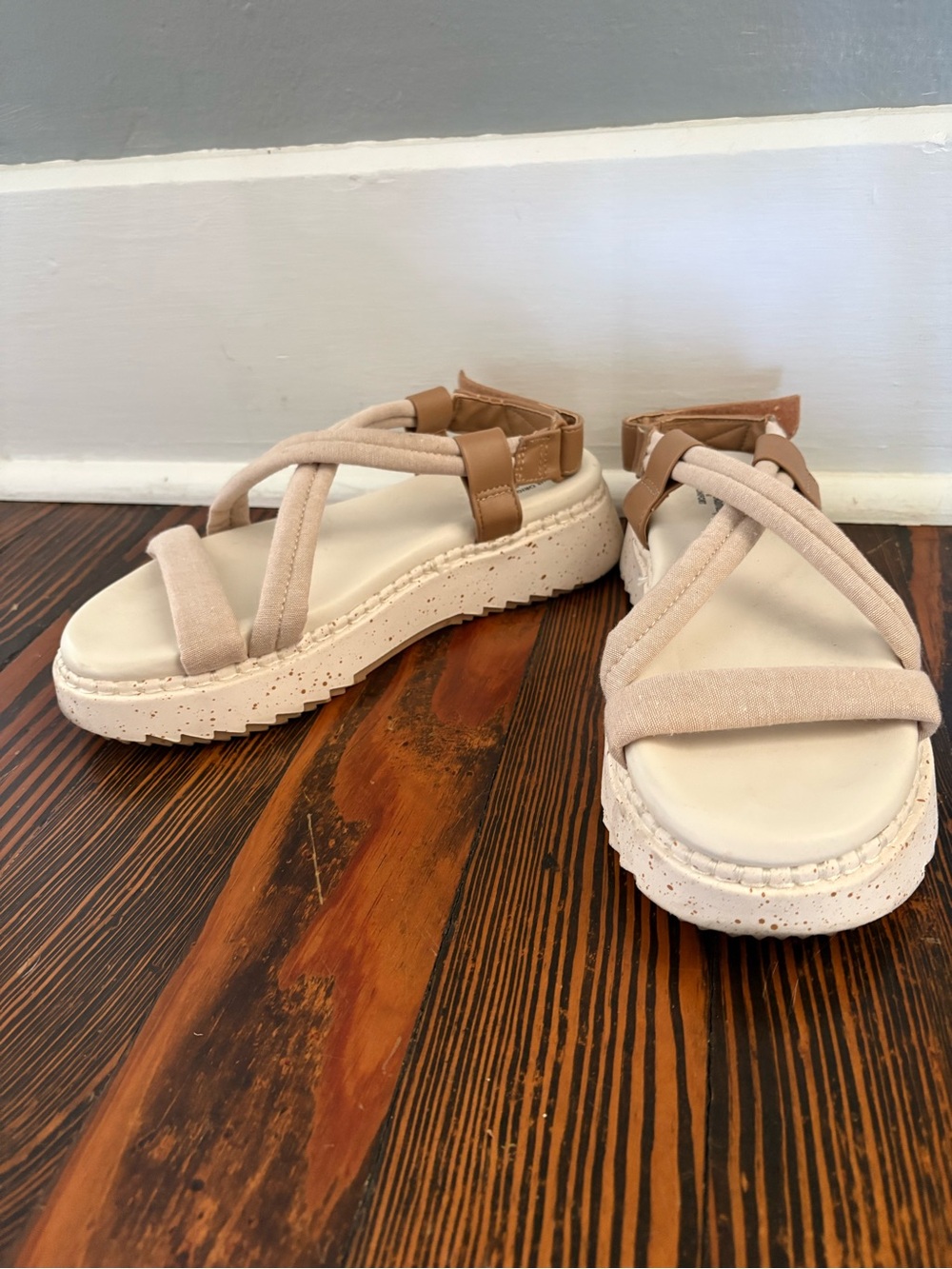 dearfoams Neutral Beige Crossband Platform Sandals - Picture 2 of 4
